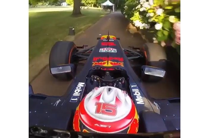 Mobil F1 melaju di gang sempit