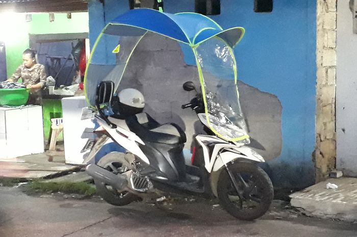 Salah satu motor pakai tambahan atap di Bekasi