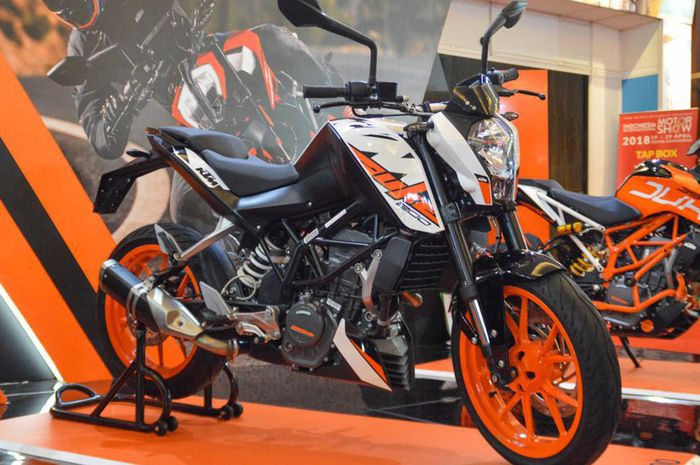 KTM Duke 200. Harga fast moving dan ongkos servis di bengkel resmi dan dealer pasti beda 