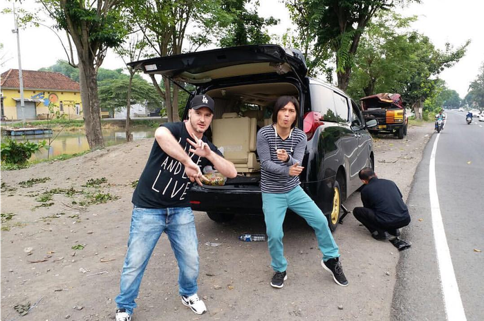 Once Mekel (kanan) dan Jono (kiri) berpose saat ban Toyota Vellfire-nya bocor di akun instragram @oncemekelofficial