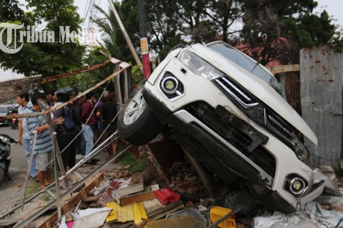 Kecelakaan lalulintas, Mobil Pajero Sport tambrak pengendara sepeda motor dan pagar Rumah Zakat, Jumat (4/5/2018).