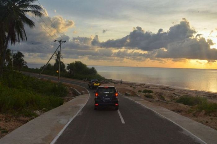 Kondisi jalan di salah satu pulau di Provinsi Maluku 