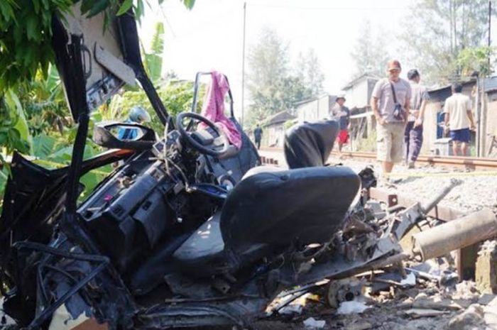 Kecelakaan lalulintas melibatkan mobil pikap dan kereta api terjadi di perlintasan kereta api tanpa palang pintu jurusan Solo - Porwodadi, Senin (7/5/2018)