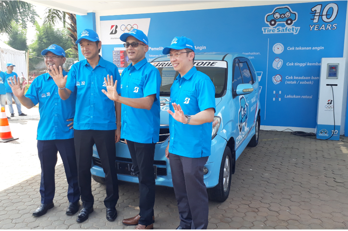 Para petinggi PT Bridgestone Tire Indonesia saat berada di stand Tire Safety Campaign di rest area KM 57