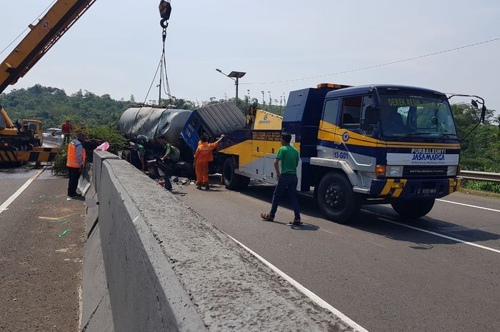 Mobil pengangkut bahan kimia yang alami kecelakaan di Tol Purbaleunyi