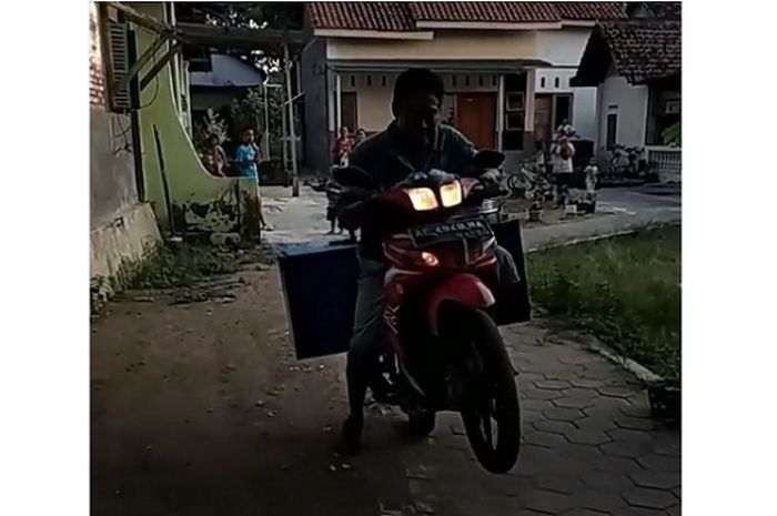 Pedagang pentol gagal wheelie kembali melakukan aksinya