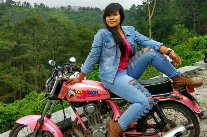 Sri Julia alias Cilla touring ke Kalimantan naik Honda CB