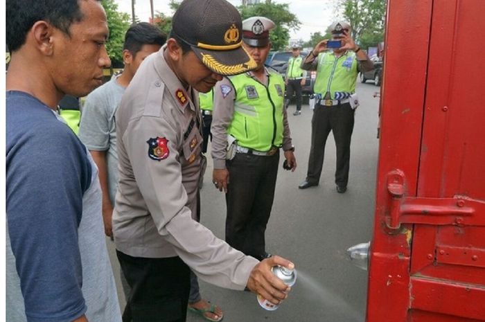 kapolres Lampung Utara AKBP Eka menghapus logo di truk