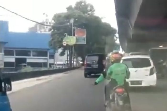 Driver ojol bantu buka jalan ambulans di Bogor