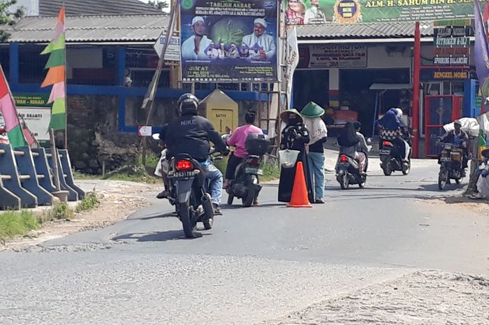 Meminta sumbangan di tengah jalan