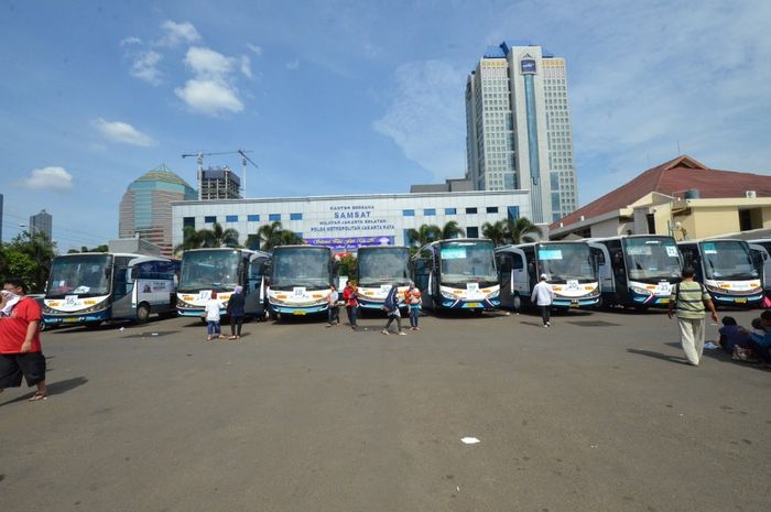 Bus untuk Mudik Gratis Bareng Wahana 2018 yang terparkir di Kantor Samsat Jakarta Selatan