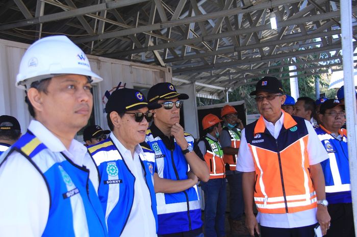 Komisaris Utama PT Jasa Marga Refly Harun saat melakukan pemantauan