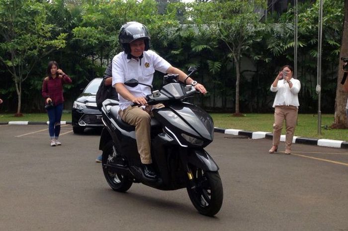 Menteri ESDM juga pernah menjajal kebolehan salah satu skutik Gesits