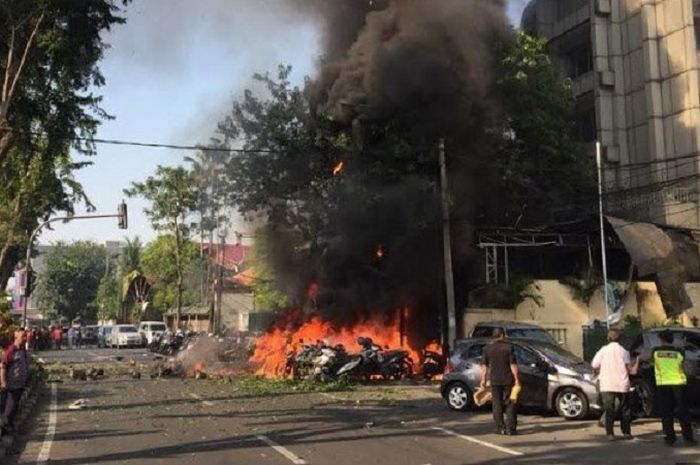 Kobaran api diduga dari bom bunuh diri di depan GKI Jalan Diponegoro, Kota Surabaya, Minggu (13/5/20