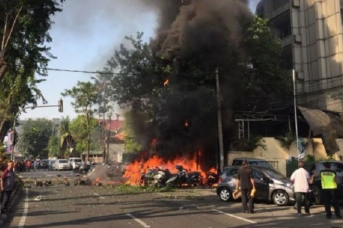 Kobaran api diduga dari bom bunuh diri di depan GKI Jalan Diponegoro, Kota Surabaya, Minggu (13/5/20