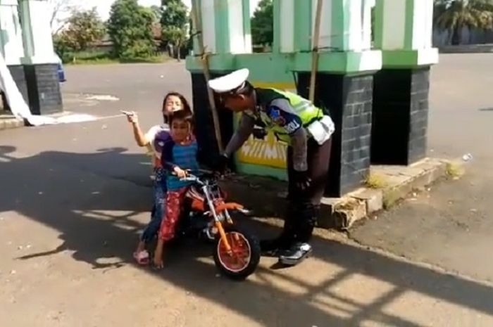 Bocah ditegur polisi karena naik motor mini di jalan umum