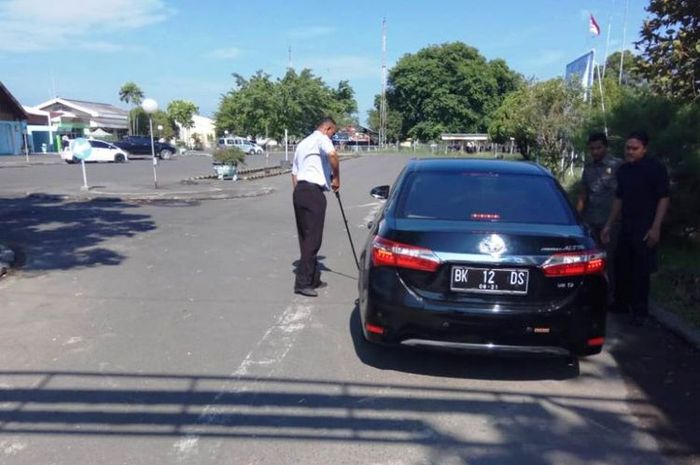Petugas memeriksa mobil yang masuk ke Bandara Malikussaleh, Kabupaten Aceh Utara.