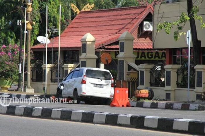 Dua wartawan ditabrak mobil terduga teroris