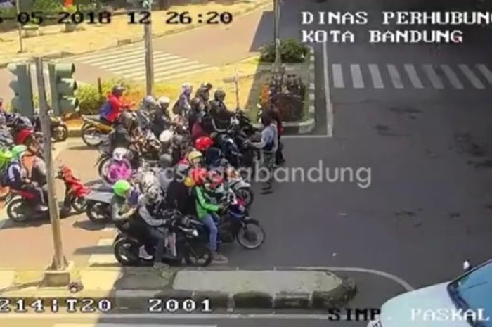 Pengendara motor di Bandung melanggar pelintasan lalu lintas 
