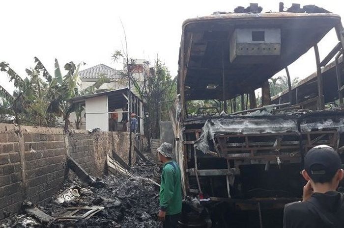 Bengkel bus terbakar di Bekasi