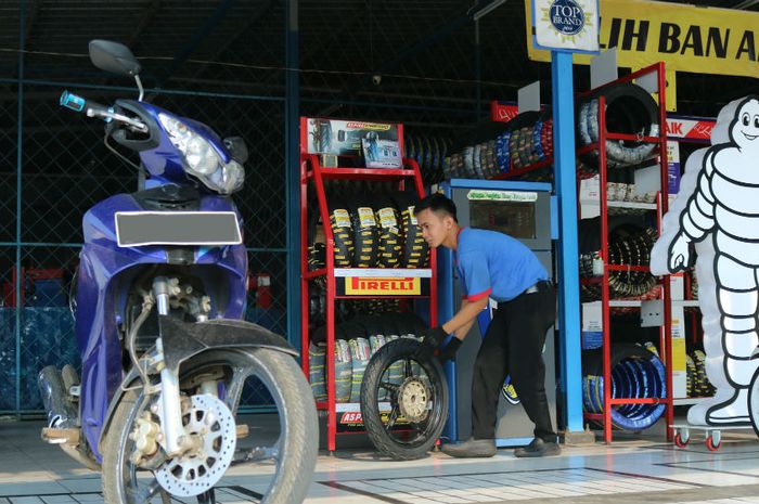 Planet Ban mengumpulkan ban motor bekas untuk didaur ulang atau dipakai untuk program CSR