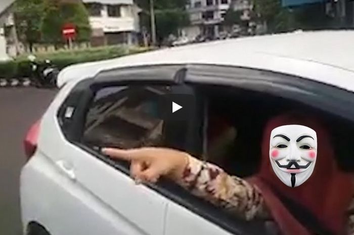 Seorang ibu teriak dan bentak petugas saat ditilang