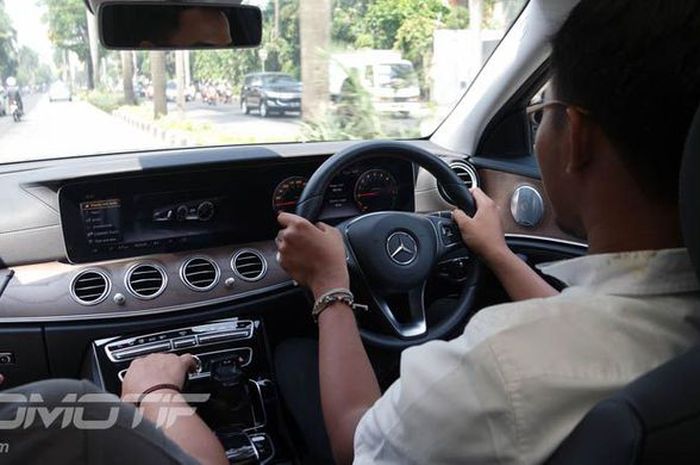 Ilustrasi mengendarai mobil yang akan dikirim ke kostumer