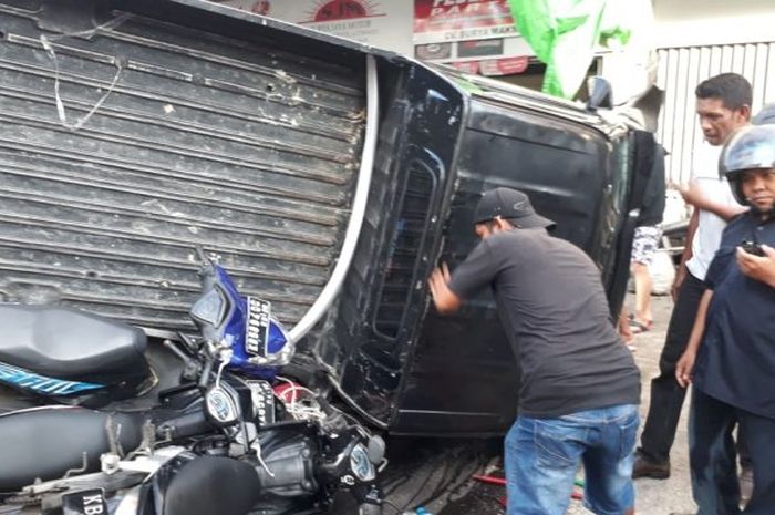 Pikap terbalik  usai tabrak pejalan kaki dan 21 motor di Jalan Juanda Pontianak