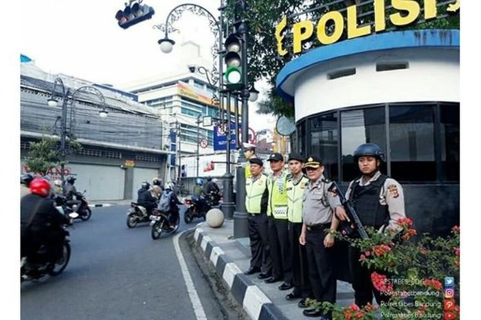 Pengamanan pos lalu lintas di wilayah hukum Polrestabes Bandung