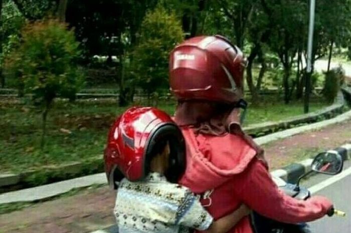 Bocah pakai helm enggak sesuai ukuran kepala