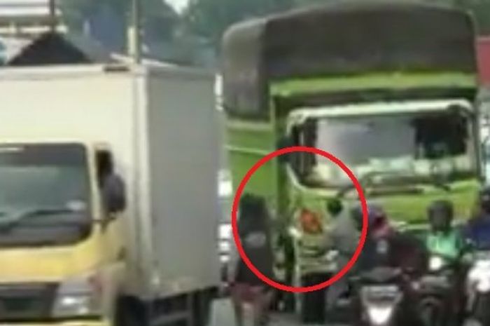 Aksi palak sopir truk yang dilakukan sekelompok pemuda di Jakarta
