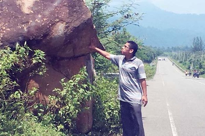 Batu besar di jalan nasional Meulaboh-Banda Aceh