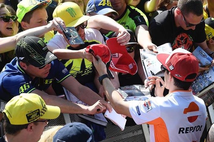 Marc Marquez meladeni fans Valentino Rossi yang minta tanda tangan