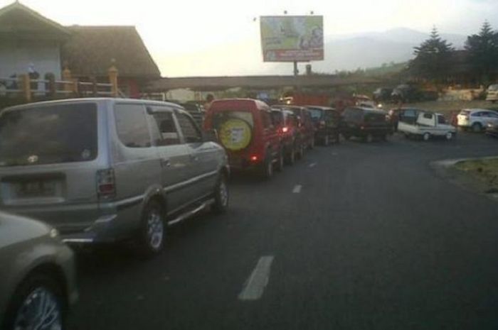 posisi tuas  transmisi mobil matic yang benar saat melintasi jalanan menanjak yang kondisinya padat. (foto ilustrasi)