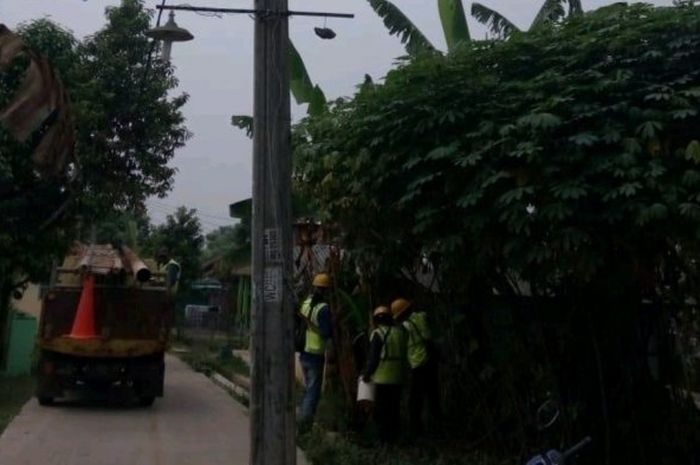 Tiang listrik yang berdiri tidak di bahu jalan di Tangerang yang membahayakan pengendara