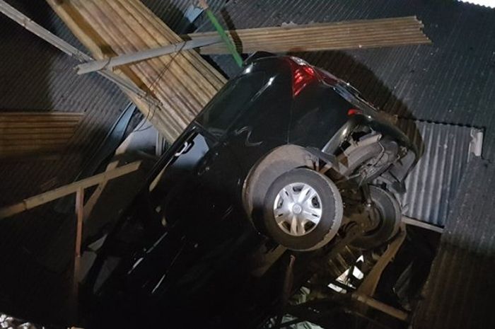 Mobil jatuh timpa atap rumah warga
