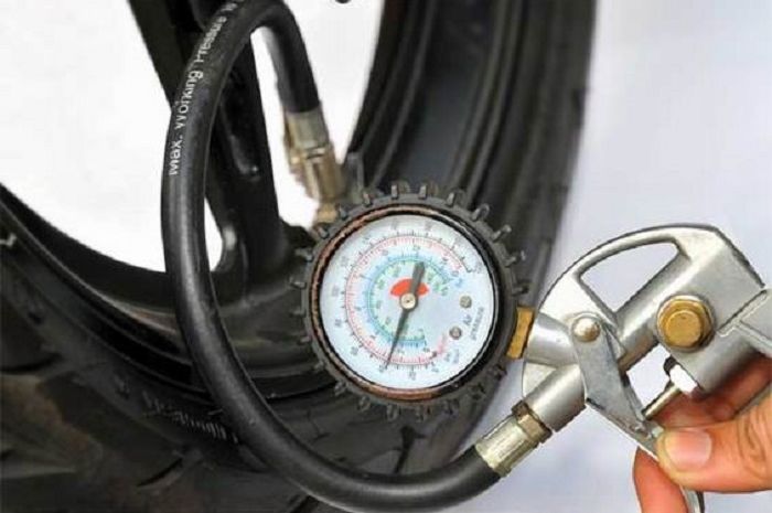 Ilustrasi ukur tekanan ban motor