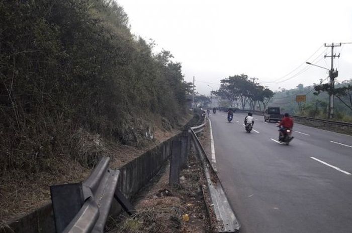 Kondisi pembatas jalan yang rusak di Jalur Lingkar Nagreg