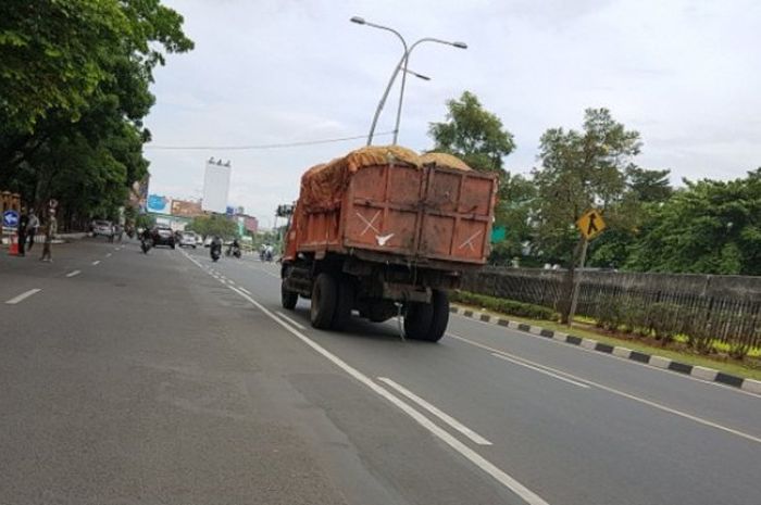 Truk sampah Pemprov DKI Jakarta melintas di ruas jalan di wilayah Bekasi