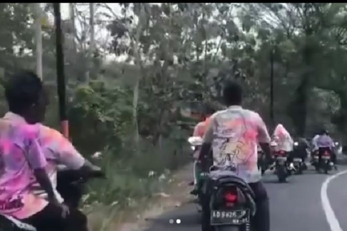 Puluhan pelajar SMP konvoi di jalan raya