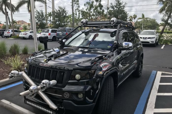 Jeep Grand Cherokee pakai aksesori ala bajak laut