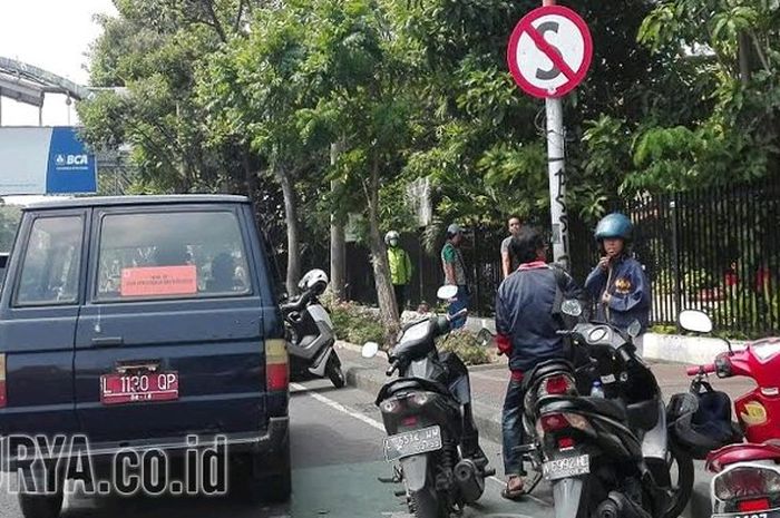 Ilustrasi pengguna jalan berhenti sembarangan dan melanggar rambu dilarang berhenti