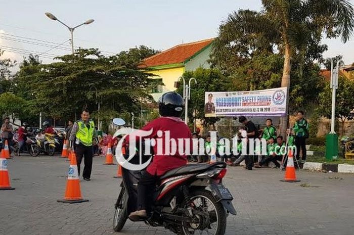 Masyarakat umum sedang mengikuti program ngabuburit safety riding, Rabu (30/5/2018).