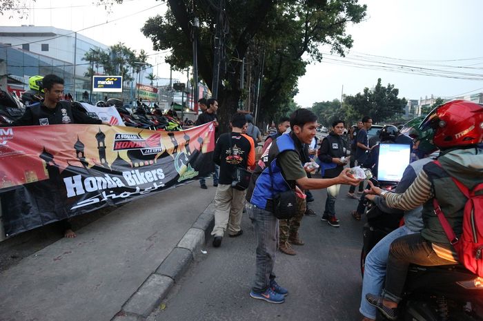Kegiatan berbagi takjil yang dilakukan Asosiasi Honda Jakarta