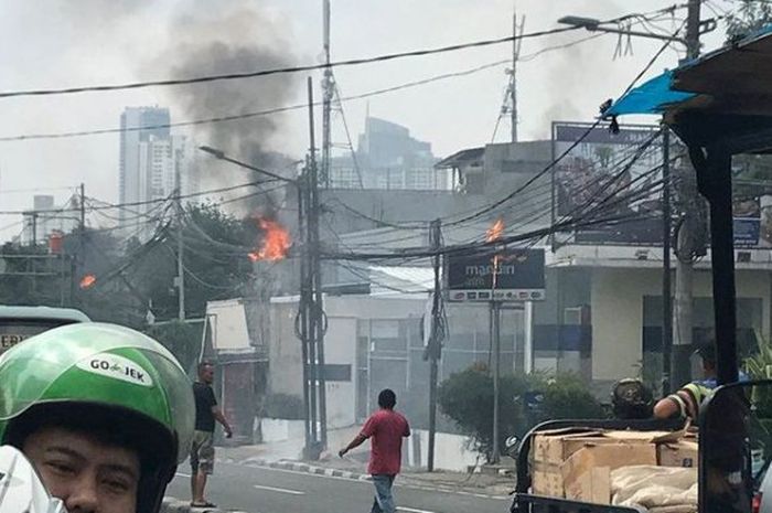 Kabel listrik milik PLN di Jalan Petamburan VII, Tanah Abang, Jakarta Pusat terbakar, Selasa (29/5/2018)