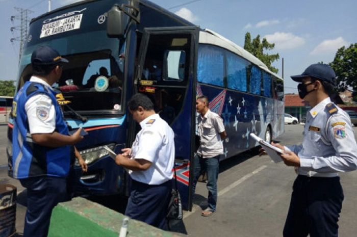 Petugas uji kelayakan bus 