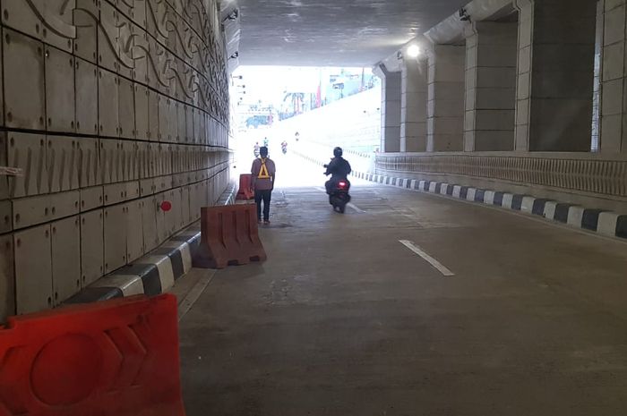 Penutup gorong-gorong yang hilang dicuri ditutup Underpass Mampang pembatas jalan