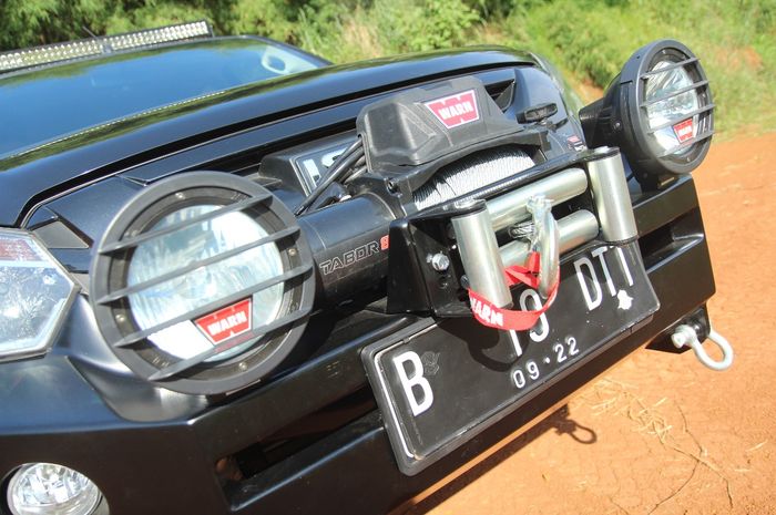 Winch Warn Tabor dan fog light Warn di bumper depan