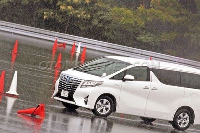 Otomotifnet First drive Toyota Alphard di Jepang 2016