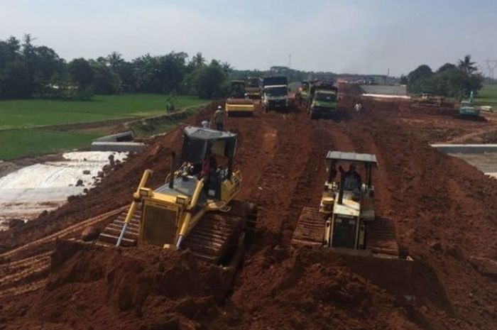 Pengerukan tanah di Jembatan Sereng Baru, Pengerjan Tol Pemalang-Batang